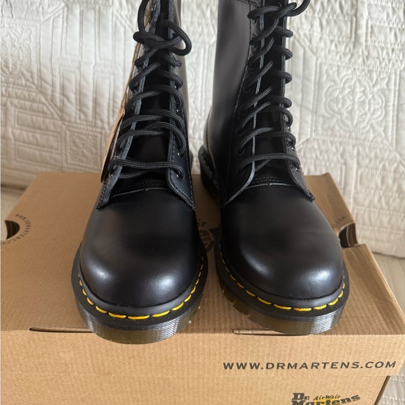 Dr. Martens Black Leather Boots UNISEX - Picture 2 of 9
